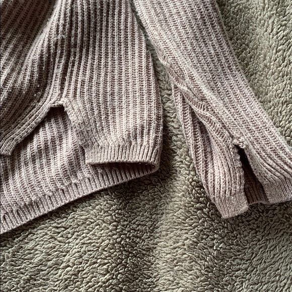 V-neck off the shoulder long sleeve sweater - Picture 3 of 4